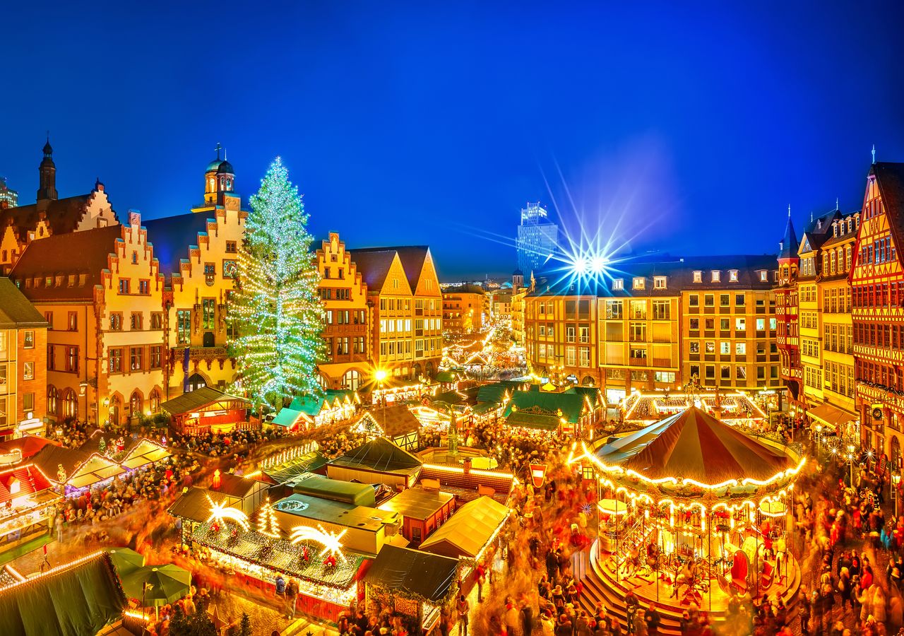 Cientos de ciudades del centro de Europa se engalanan en Navidad, como Frankfurt, en Alemania.