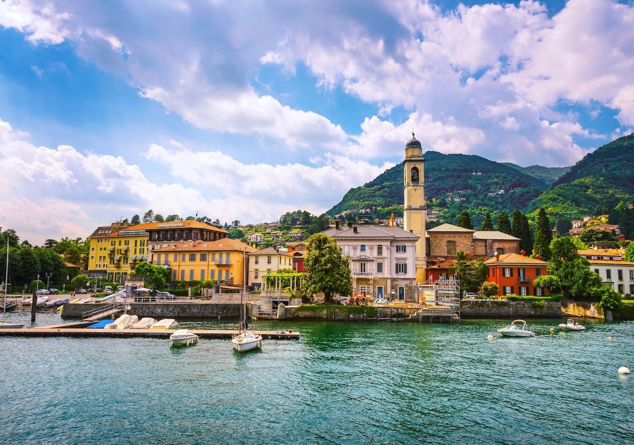 Antiguo enclave de pescadores reconvertido en destino residencial de alto nivel, Cernobbio conserva todavía su trazado medieval y una tradición gastronómica basada en el pescado de lago y los vinos de la cercana región de Valtellina.