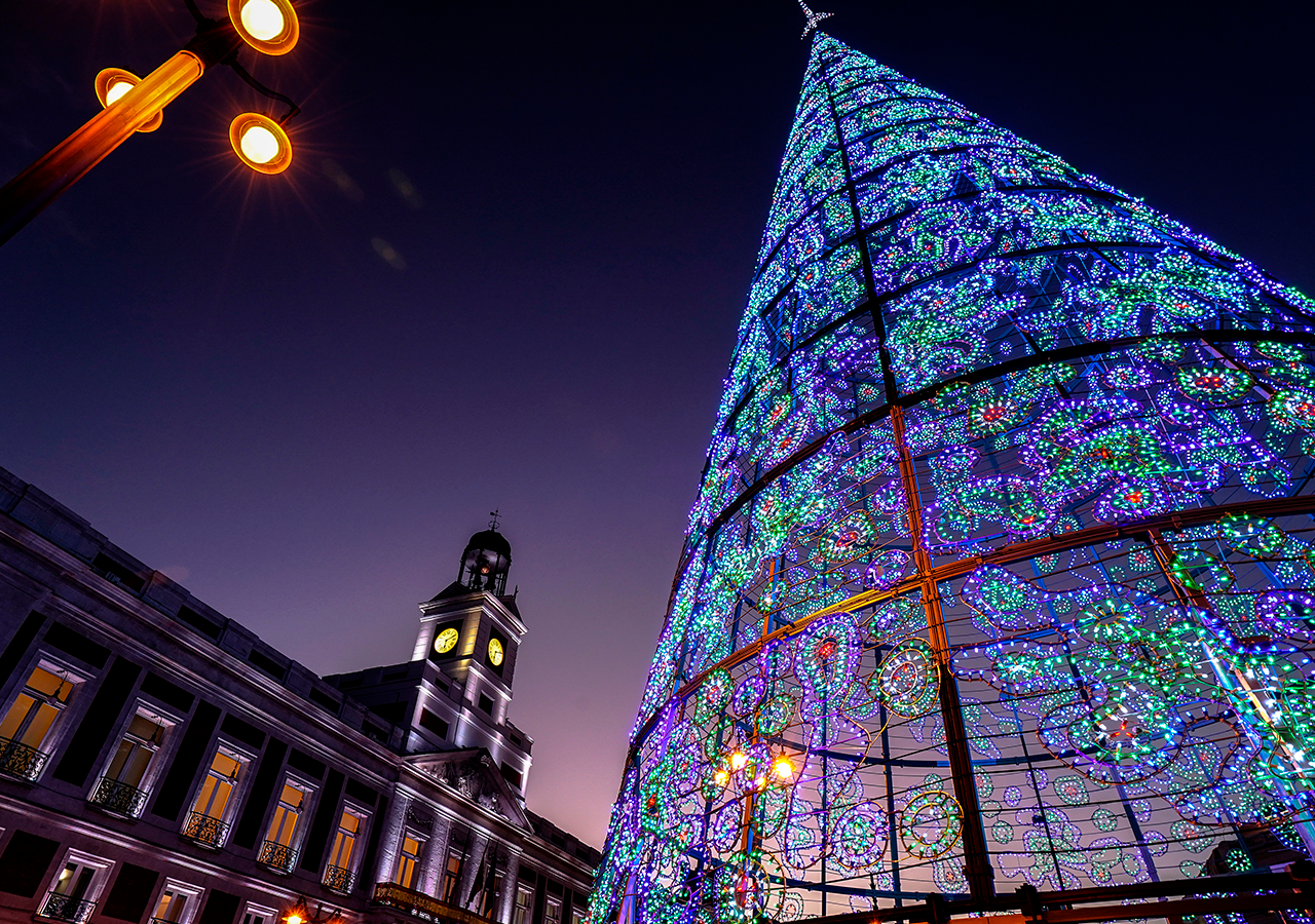 Cada año las ciudades compiten por colocar árboles de Navidad grandes que atraigan a más visitantes.