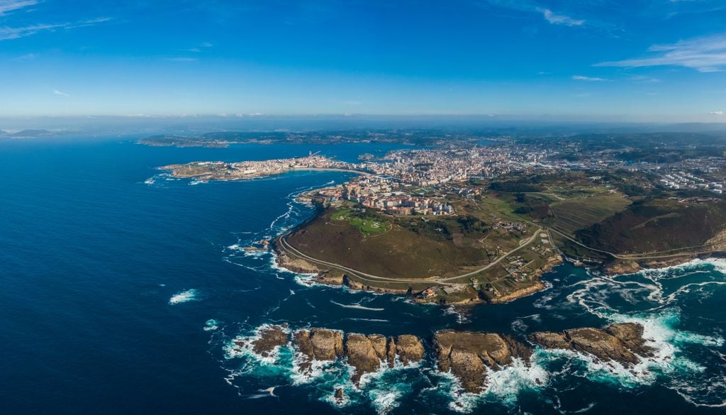Vista aérea de la ciudad costera de A Coruña y del parque de la montaña de San Pedro, en Galicia.