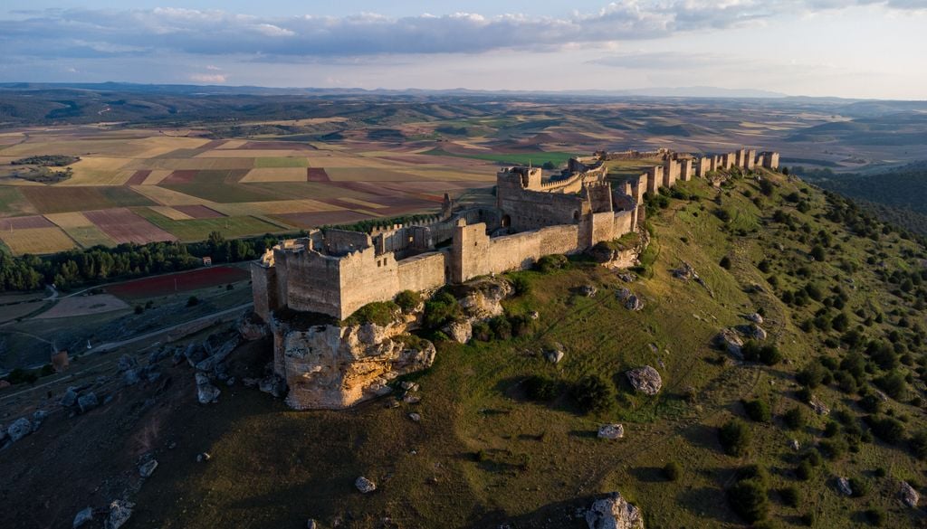 El castillo califal de Gormaz domina el valle del Duero en la provincia de Soria.