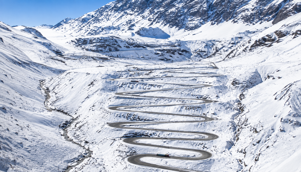 El paso internacional “Los Libertadores”, también conocido como Cristo Redentor, es una de las rutas más impresionantes que conectan Argentina y Chile a través de la Cordillera de los Andes.