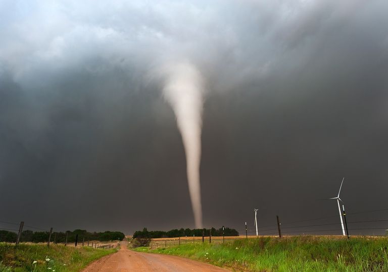 Tornado sobre una zona rural Tornado sobre una zona rural