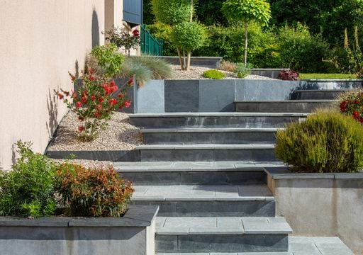 Los arbustos perfectos para crear setos bajos incluso en jardines urbanos con poco riego