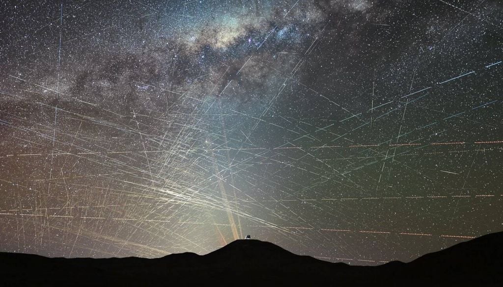 Cientos de satélites cruzan el cielo sobre el desierto de Atacama (Chile) durante una exposición de una hora. Crédito: F. Kamphues, ESO/M. Kornmesser