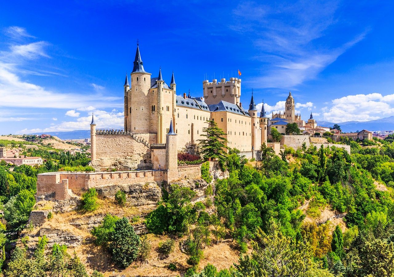 El Alcázar de Segovia, que data de principios del siglo XII, es uno de los castillos medievales más famosos del mundo y uno de los monumentos más visitados de España.