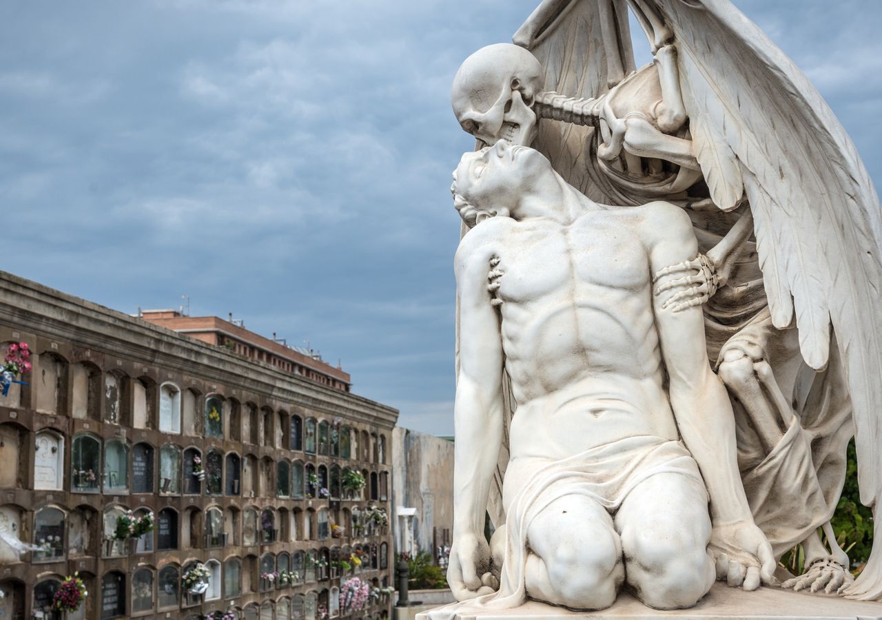 El Beso de la Muerte, una imponente escultura de mármol que se encuentra en el cementerio de Poblenou, en Barcelona.