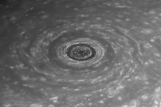 Los Ciclones Polares De Saturno