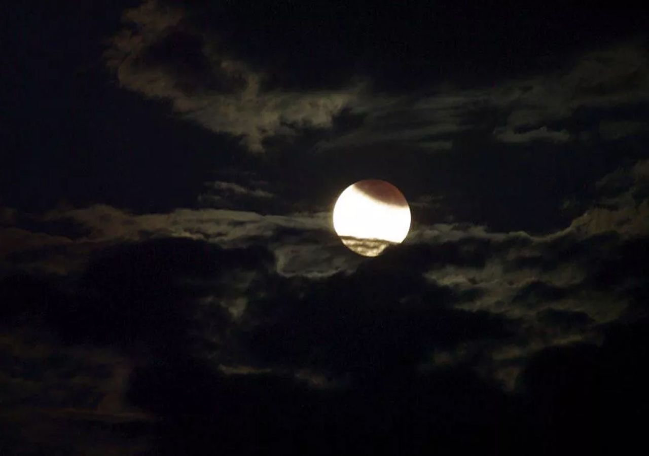 Los cielos de septiembre nos sorprenderán con un eclipse lunar parcial, una superluna y el equinoccio de primavera thumbnail