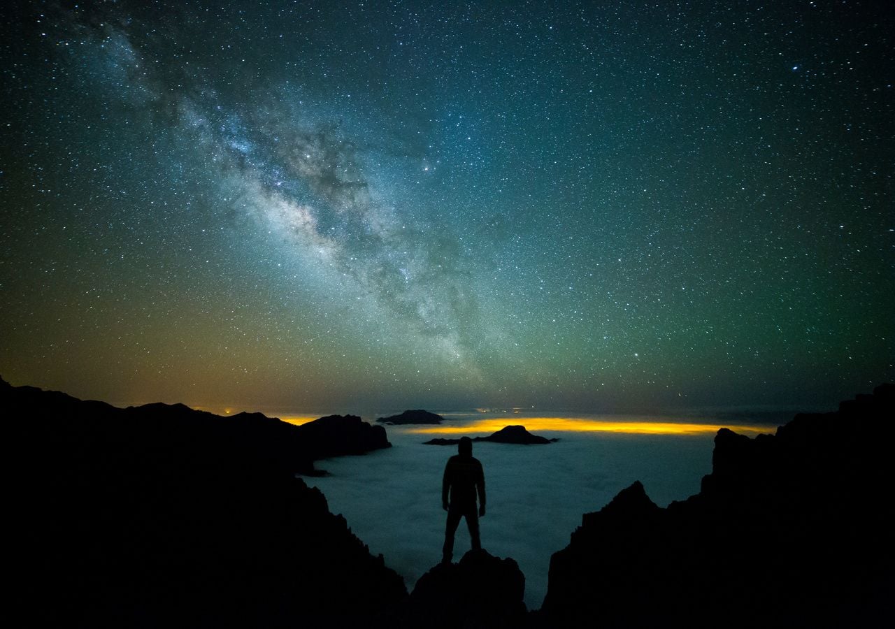 Vía Láctea sobre el mar de nubes de La Palma, en Canarias, uno de los mejores sitios para admirar las estrellas.