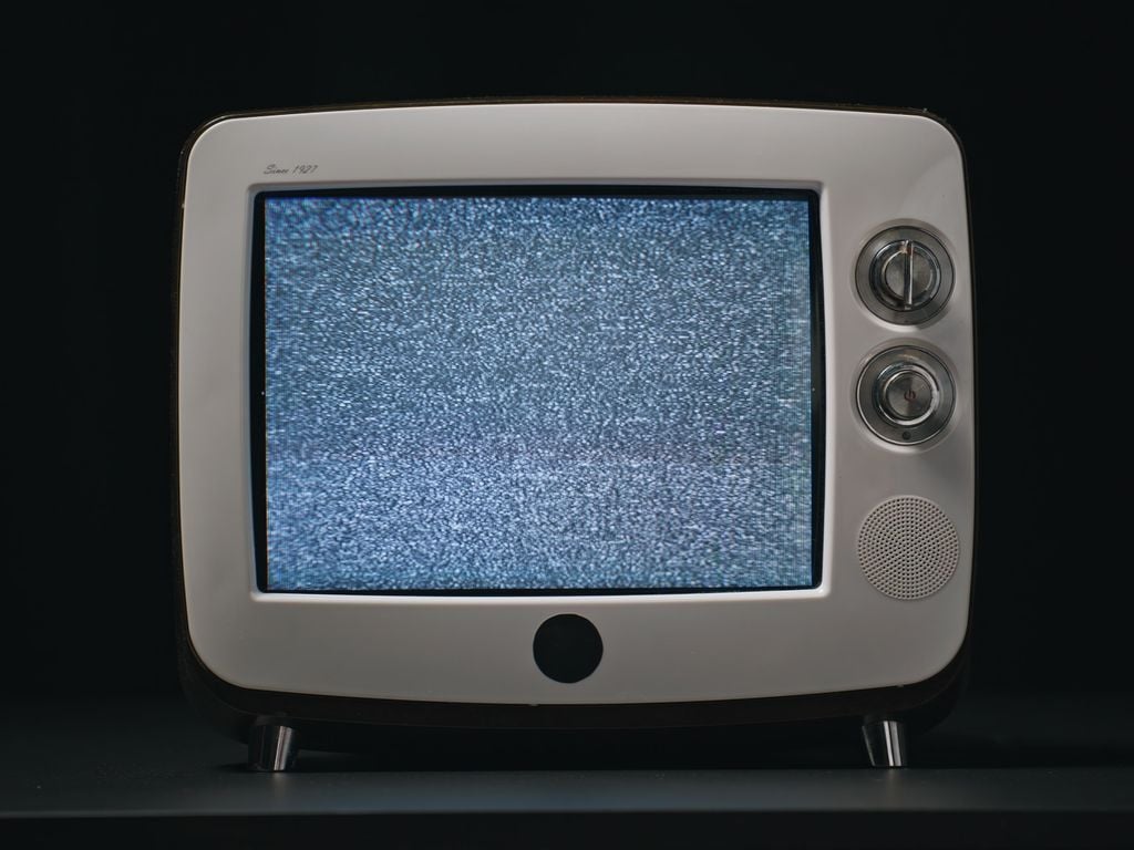 Los televisores analógicos captan ruido electromagnético; una fracción mínima corresponde al fondo cósmico de microondas presente en todo el Universo.