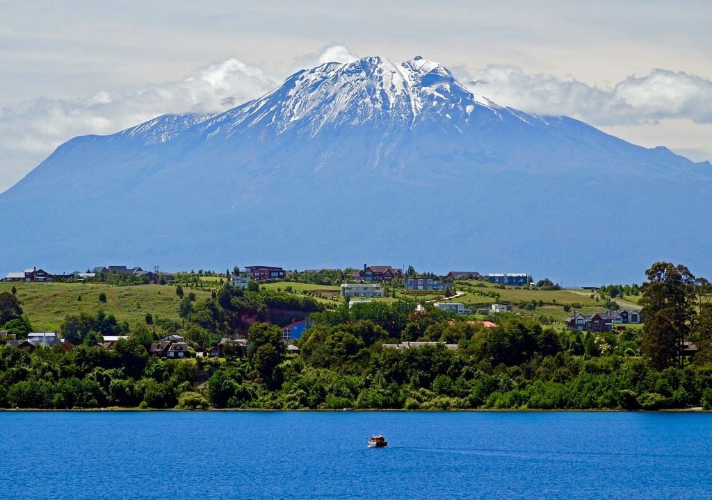 Lago Llanquihue, Región de Los Lagos, sur de Chile. Lago Llanquihue, Región de Los Lagos, sur de Chile.