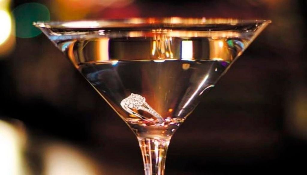 Este tipo de cócteles sólo permite la exclusividad de la degustación y experiencia, mas no el acceso a las joyas como el diamante del Diamonds are forever Martini. Imagen: OkDiario.
