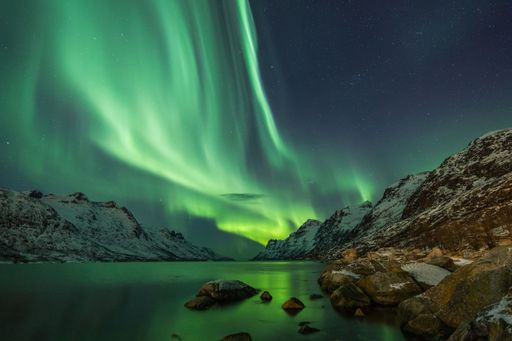 The colours of the polar aurora