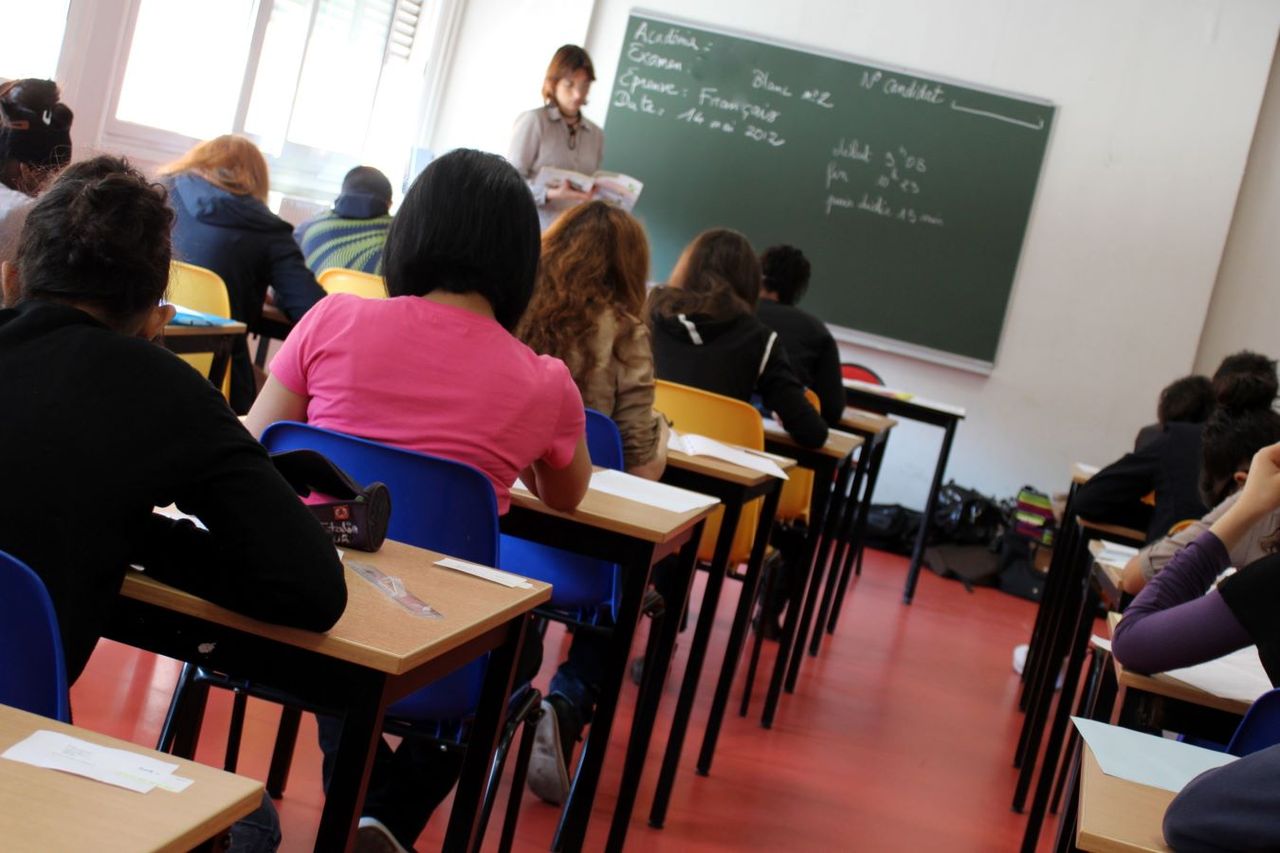 Según la SEP, en el país hay más de 1 millón 200 mil docentes, distribuidos en más de 229 mil escuelas públicas y privadas de preescolar, primaria y secundaria.