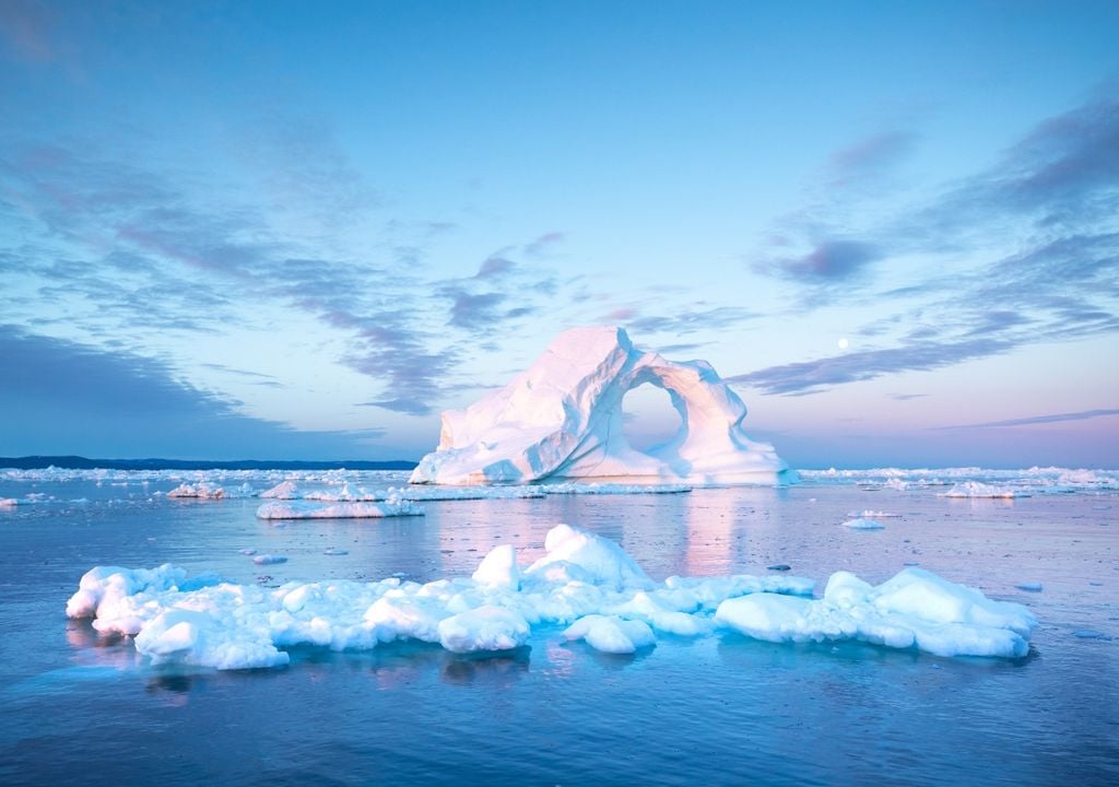 hielo El derretimiento de los casquetes polares y los glaciares en todo el mundo está aumentando el nivel del mar, que tiene impacto en el tiempo que el planeta tarda en rotar.