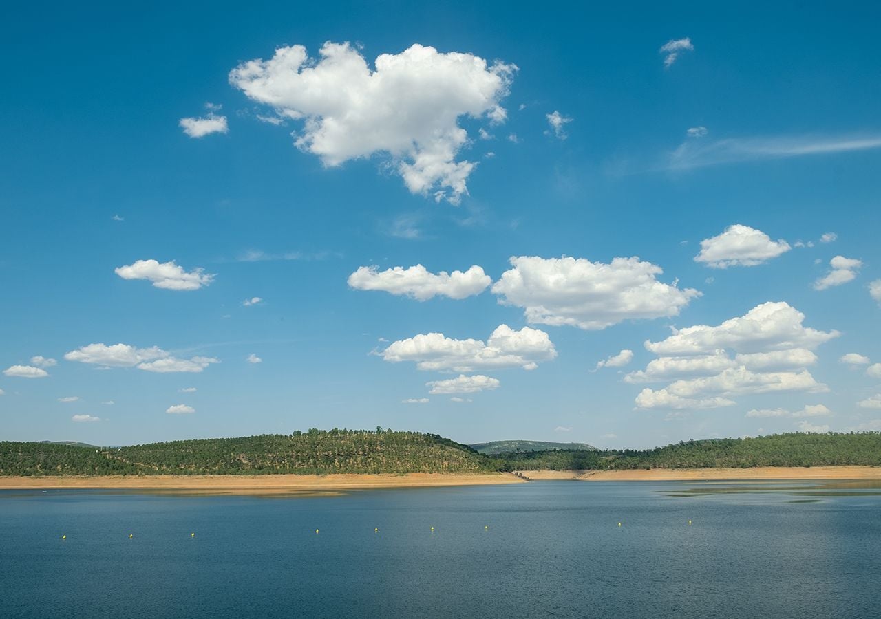 El agua embalsada en España continúa por debajo de la media de la última década.