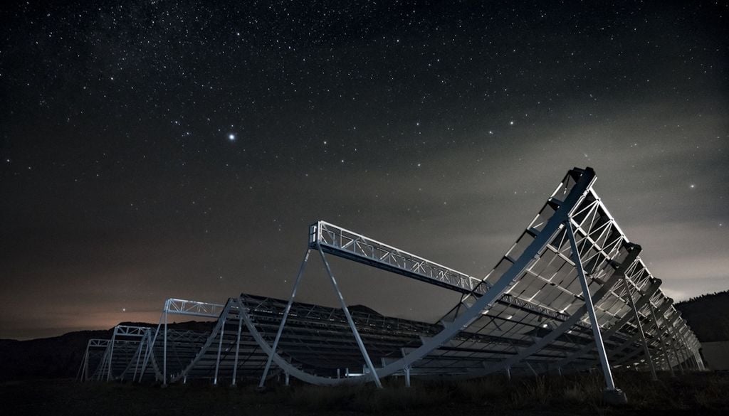 El experimento canadiense de mapeo de la intensidad del hidrógeno (CHIME). Crédito: Andre Renard, Colaboración CHIME.