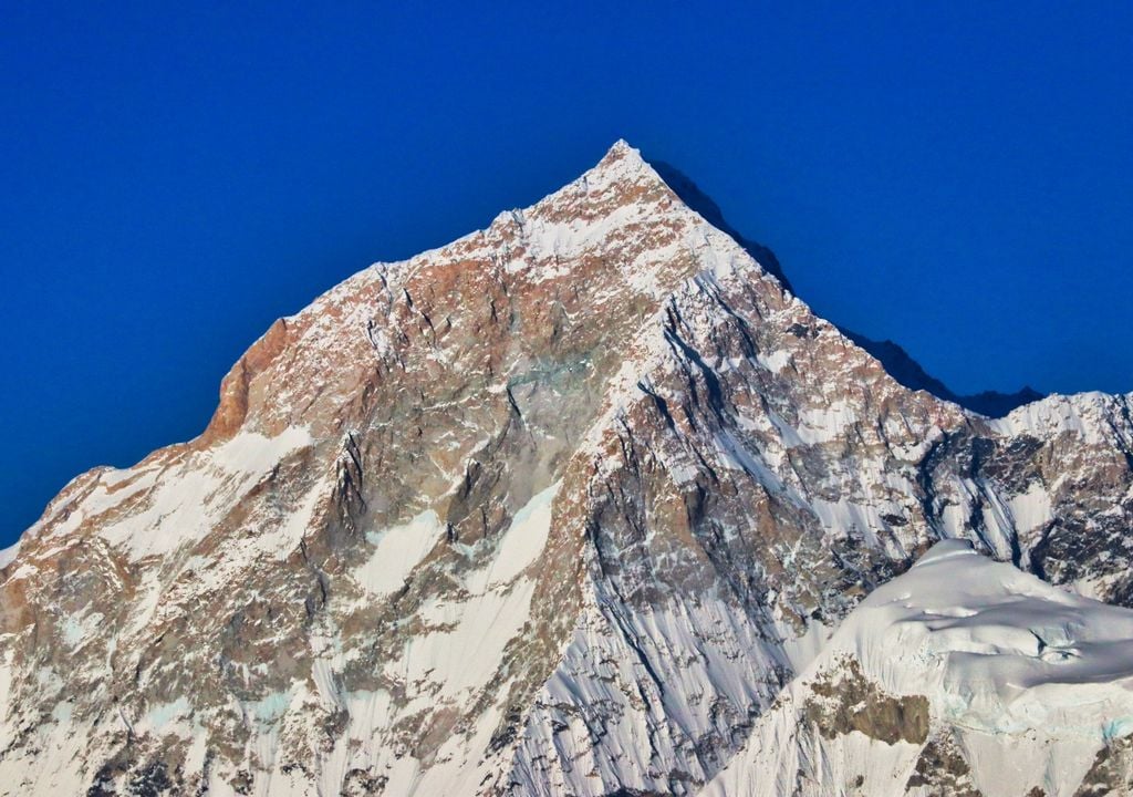 Monte Makalu, 8485 m, primer plano de la imponente cara suroeste y la cima, la quinta montaña más alta del mundo.