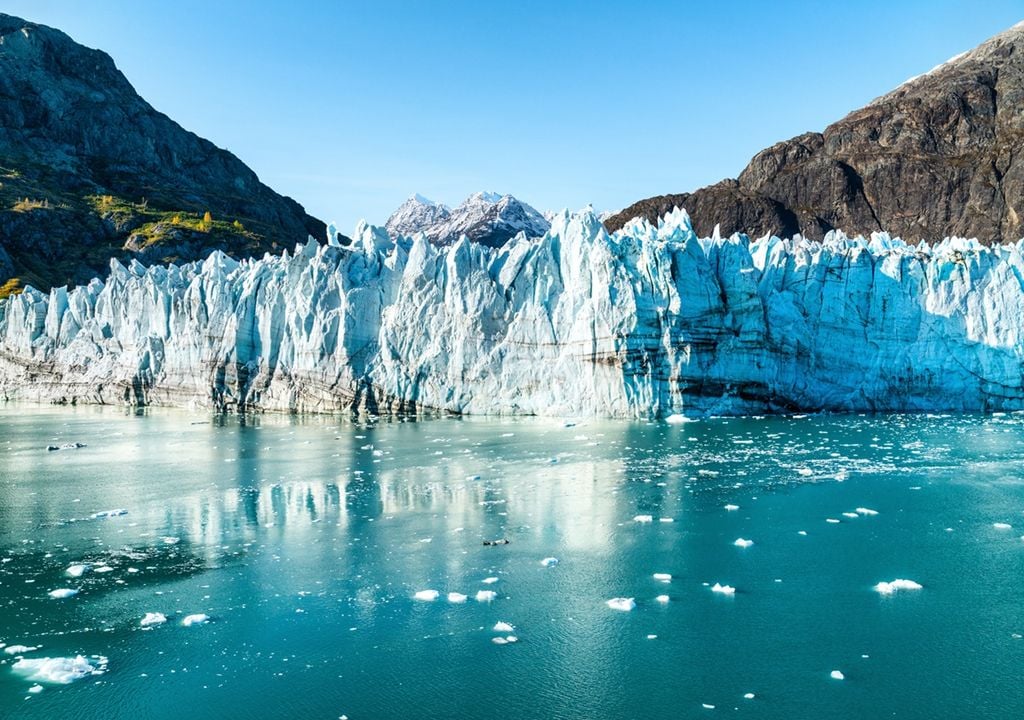 los glaciares Los glaciares son vitales para la vida porque almacenan el 70 % del agua dulce del planeta, regulan el clima y sustentan los ecosistemas.