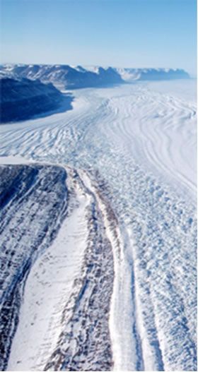 Nevadas y fusión del hielo: un balance desequilibradoNATURELa nieve que cae en el interior de Groenlandia está aumentando la capa de hielo pero no lo suficientemente rápida como para contrarrestar su fusión. © Science/E. RignotLos glaciares de Groenlandia, que desde la edad de hielo se han deslizado hacia el océano, ahora lo hacen algo más rápidamente. La capa de hielo se está perdiendo ahora a razón de 220 kilómetros cúbicos por año, dijo Eric Rignot, del Instituto Tecnológico de California en Pasadena, y Pannir Kanagaratnam de la universidad de Kansas en Lawrence, quienes divulgaron sus resultados en la revista Science de esta semana. La tasa de perdida es de dos veces más grande que apenas hace una década.Marea de levantamientoLas investigaciones recientes han demostrado que la mayoría de la capa de hielo del continente está haciendo más gruesa con el tiempo, probablemente debido al aumento de las nevadas. Según un trabajo publicado este año pasado, la porción central de la isla crecía en un promedio de 79 km3 por año a fecha de 2003. Pero los aumentos no están compensando las pérdidas, en opinión de Rignot y Kanagaratnam.Ellos estiman que la contribución anual a la subida del nivel del mar que resulta de la pérdida del hielo de Groenlandia es 0.5 mm: más de dos veces la altura estimada el año pasado. Los cálculos recientes han mostrado que la subida del nivel del mar se está acelerando (véase 'La subida del nivel del mar se está acelerando ': Sea-level rise is quickening pace).Los datos son un recordatorio alarmante de cómo el cambio del clima puede alterar el ambiente. Pero Rignot es claro y preciso: el continente entero no está al borde del colapso. El hielo que se derrite es "como la salida pequeña de un depósito grande, más que de un agujero grande", dijo. "Deseo cerciorarme de que la gente no se asuste o alarme por esto."Deslizamiento hacia el marRignot y Kanagaratnam llegaron a esos datos después de calcular la velocidad de cerca de 30 glaciares de Groenlandia usando datos basados en los satélites. Muchos de ellos, particularmente los de la mitad meridional del continente, están acelerando sus perdidas.Ellos se habían limitado solamente a los datos de algunos de los glaciares, forzados a determinar las velocidades anuales con una sola medida por año. Pero datos más completos de otros glaciares mostraron una variabilidad de menos de del 10% en velocidad glacial entre las estaciones, haciendo las estimaciones de una sola medida relativamente exacta.Rignot espera que los que modelan el hielo de Groenlandia consideren estos datos de los glaciares en su proceso de aceleración de su deshielo y pérdida de masa.Él está preocupado, ya que en el pasado que la capa entera del hielo se ha tratado como "un bloque de hielo". Jonatán Gregory, un modelador numérico del clima del Centro de Predicción Global de la Atmósfera en Reading, Reino Unido, no está sorprendido por los resultados. Él observa que los procesos que determinan la velocidad del flujo de los glaciares de Groenlandia, especialmente en las secciones de rápido flujo, siguen siendo bastante misteriosas. "Los controles en la corriente del hielo no son bien comprendidos," dice.William Krabill del Centro del vuelo de Goddard de la NASA en Virginia dice que el trabajo está de acuerdo con los datos que él ha recopilado en visitas anuales a Groenlandia desde 1991. "Estamos haciendo un experimento importante aquí con el cambio del clima. Y nadie sabe el resultado."Puede fijar un comentario a esta historia visitando nuestro newsblogTexto de Nature.http://www.nature.com/news/2006/060213/full/060213-11.html