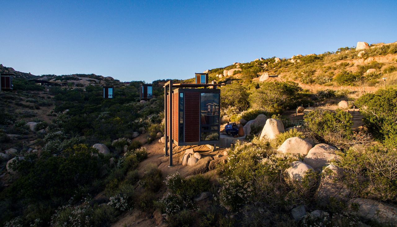 Esta opción de hospedaje en Valle de Guadalupe, Baja California, incluye todas las comodidades en un ambiente natural.