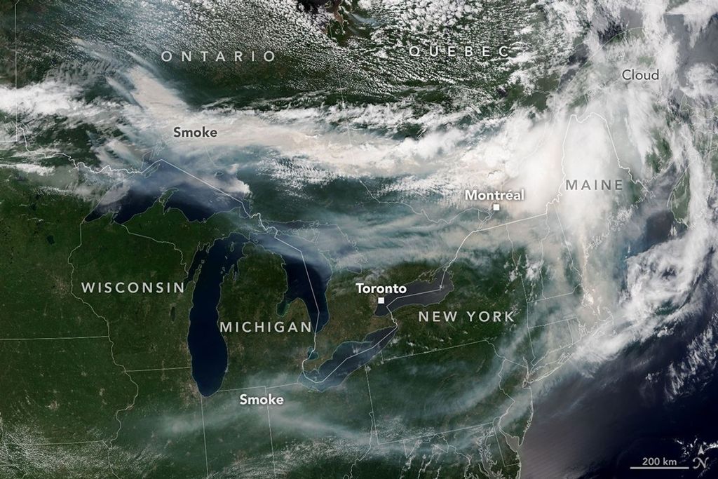 El humo de los incendios forestales se extiende hacia el este sobre Canadá y Estados Unidos en una imagen capturada la tarde del 14 de julio de 2026 por el VIIRS (Visible Infrared Imaging Radiometer Suite) del satélite NOAA-21. Observatorio Terrestre de la NASA/Lauren Dauphin