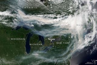 Los humos de los megaincendios forestales canadienses se desplazan hacia el este americano y saltan al Atl&aacute;ntico