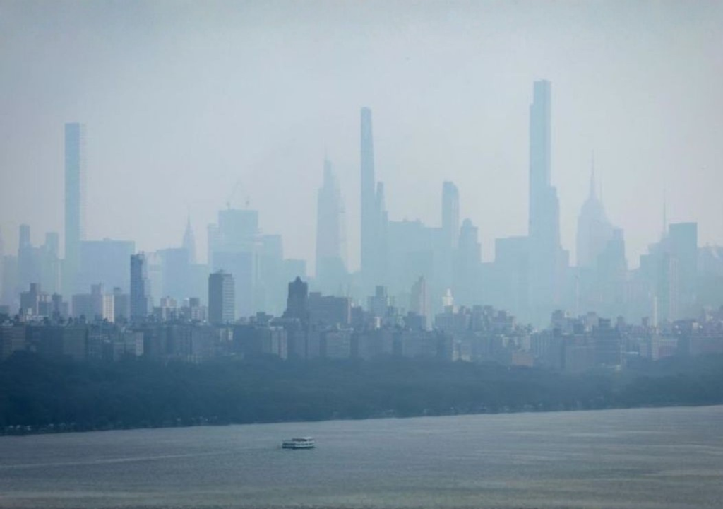 El horizonte de Manhattan cubierto por neblina y humo de incendios forestales provenientes de Canadá. 2023.