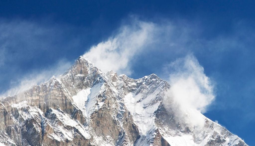 Forte bufera di neve sulle cime del Lhotse (8.526 m) e del Nuptse (7.861 m), nella catena dell’Himalaya