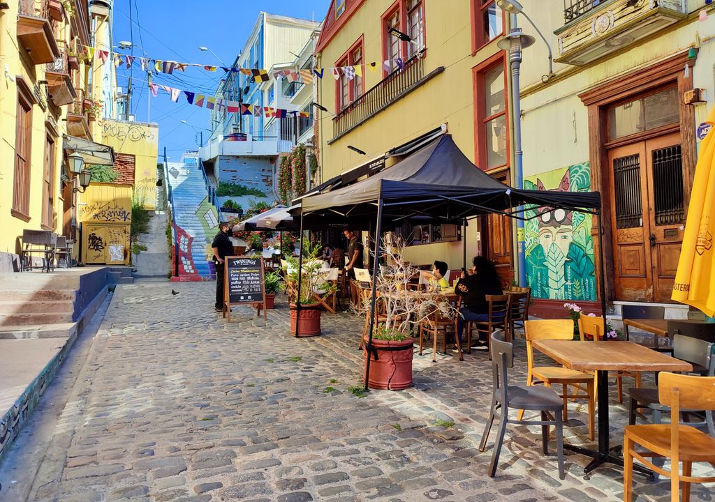 Restaurantes en el Pasaje Gálvez de Valparaíso. Restaurantes en el Pasaje Gálvez de Valparaíso.