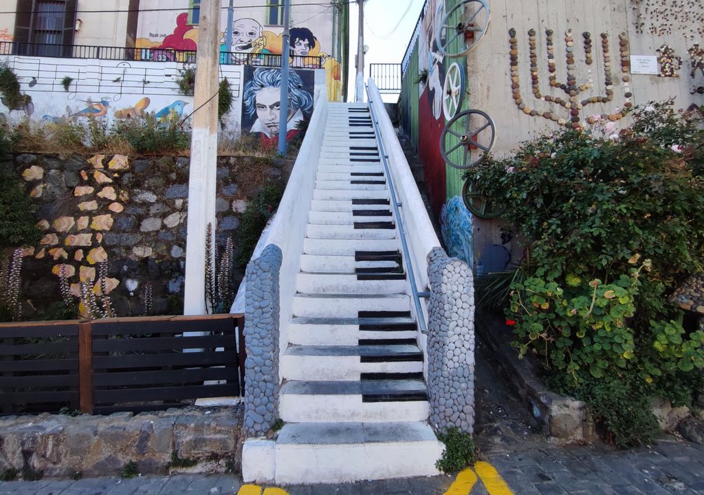 La Escalera Piano de Valparaíso. La Escalera Piano de Valparaíso.