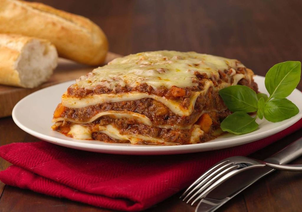 Lasaña casera de carne, tomate y bechamel