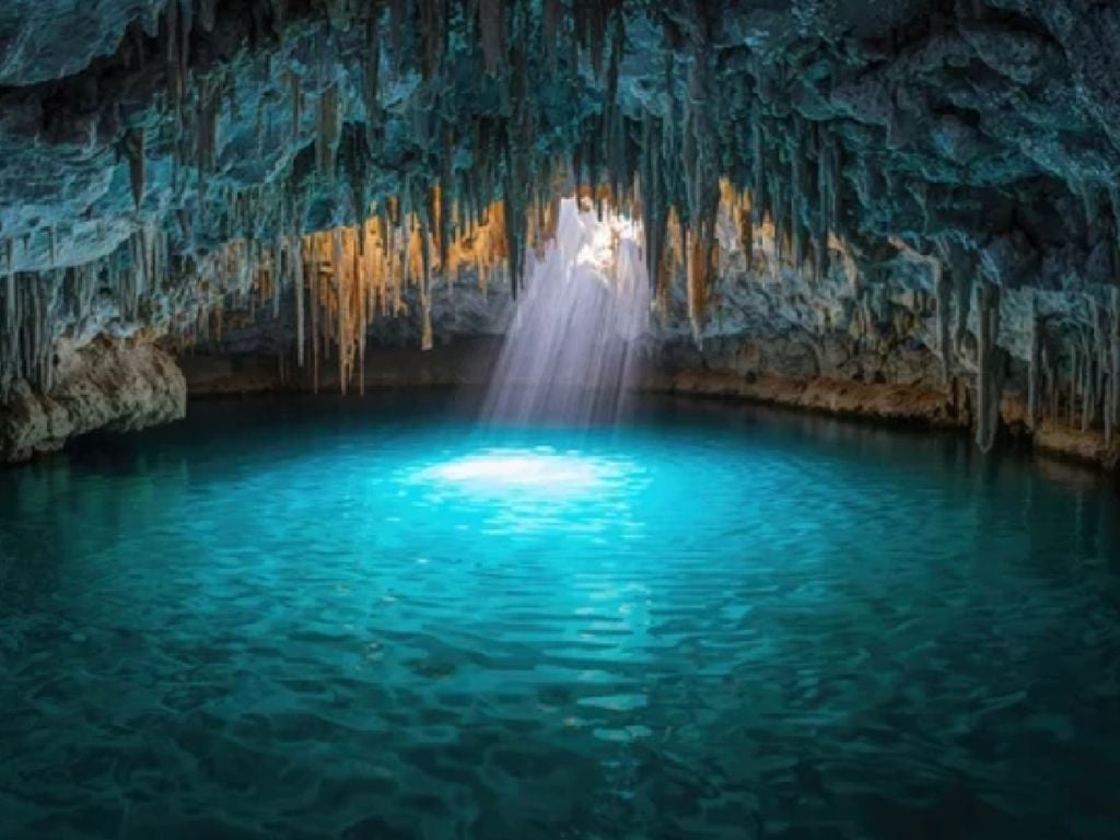 El intenso color turquesa de estas aguas cristalinas y la luz filtrándose en la cueva crean un paisaje natural espectacular.
