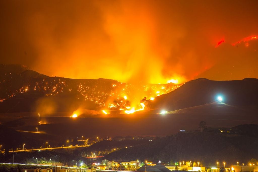 El cambio climático puede aumentar la sequía, las olas de calor y los incendios forestales, lo que contribuye a concentraciones extremas de ozono y PM 2.5 en el exterior.