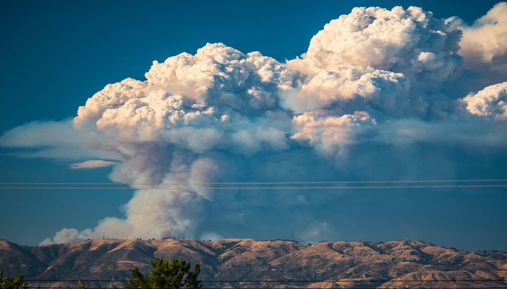 Los pyrocumulonimbus se están empezando a convertirse habituales en los incendios en Europa, aunque su aparición ha estado siempre ligada a incendios de EEUU (como en la foto), Australia o Canadá,