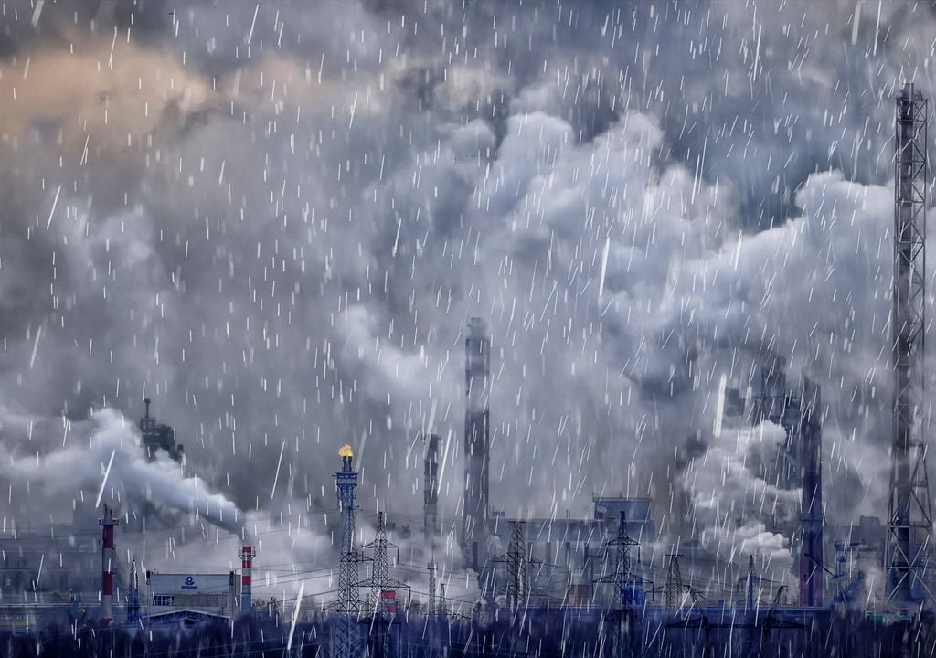 El ácido sulfúrico y ácido nítrico son los compuestos principales de la lluvia ácida.