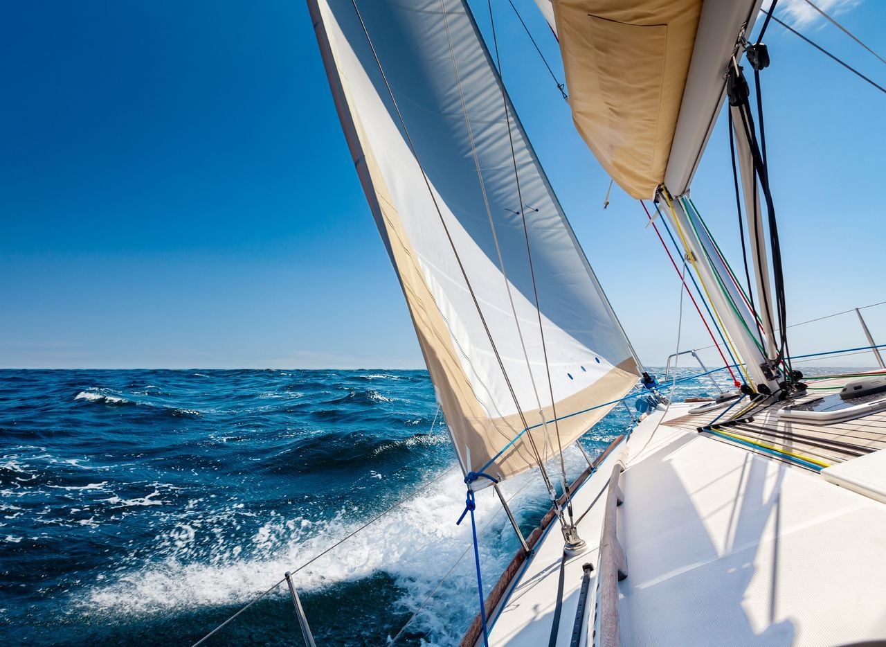 La velocidad con la que se desplazan los barcos se mide y expresa en nudos.