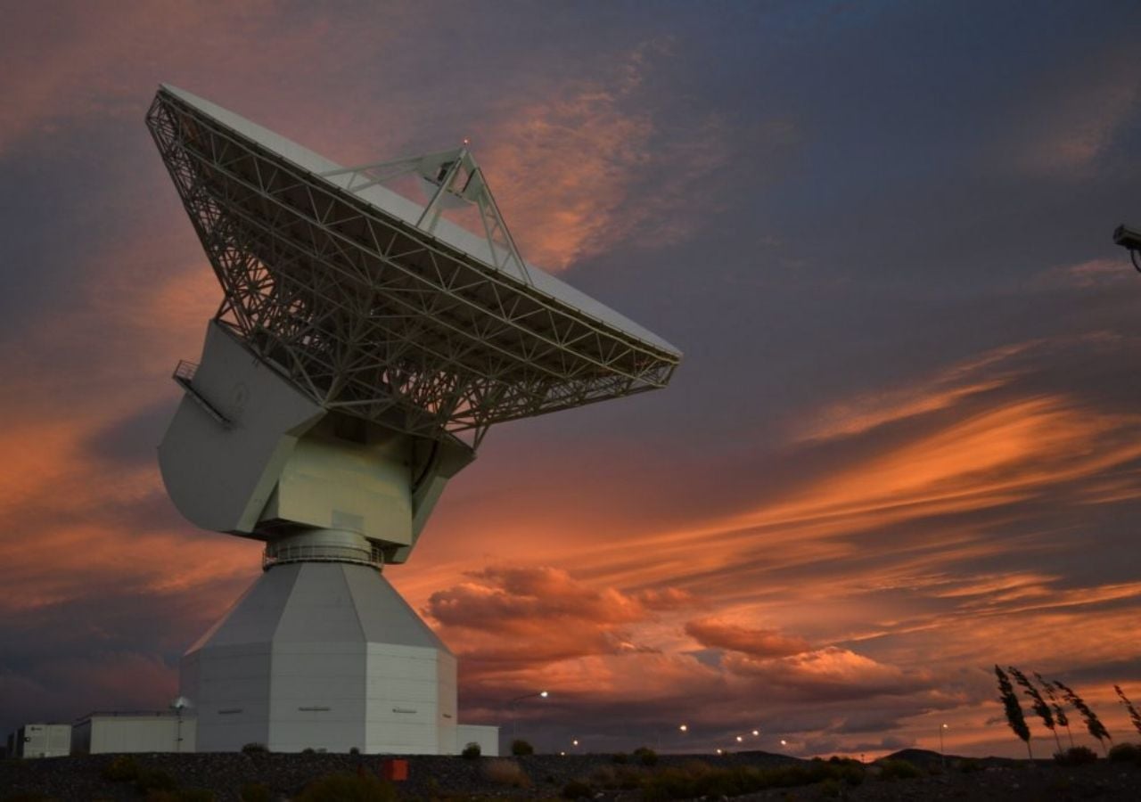 DSA 3 está ubicada 30 km al sur de la ciudad de Malargüe, Provincia de Mendoza. Es una antena de espacio profundo de la Agencia Espacial Europea (ESA). El disco tiene 35 m de diámetro y la estructura completa tiene una altura de 40 metros.