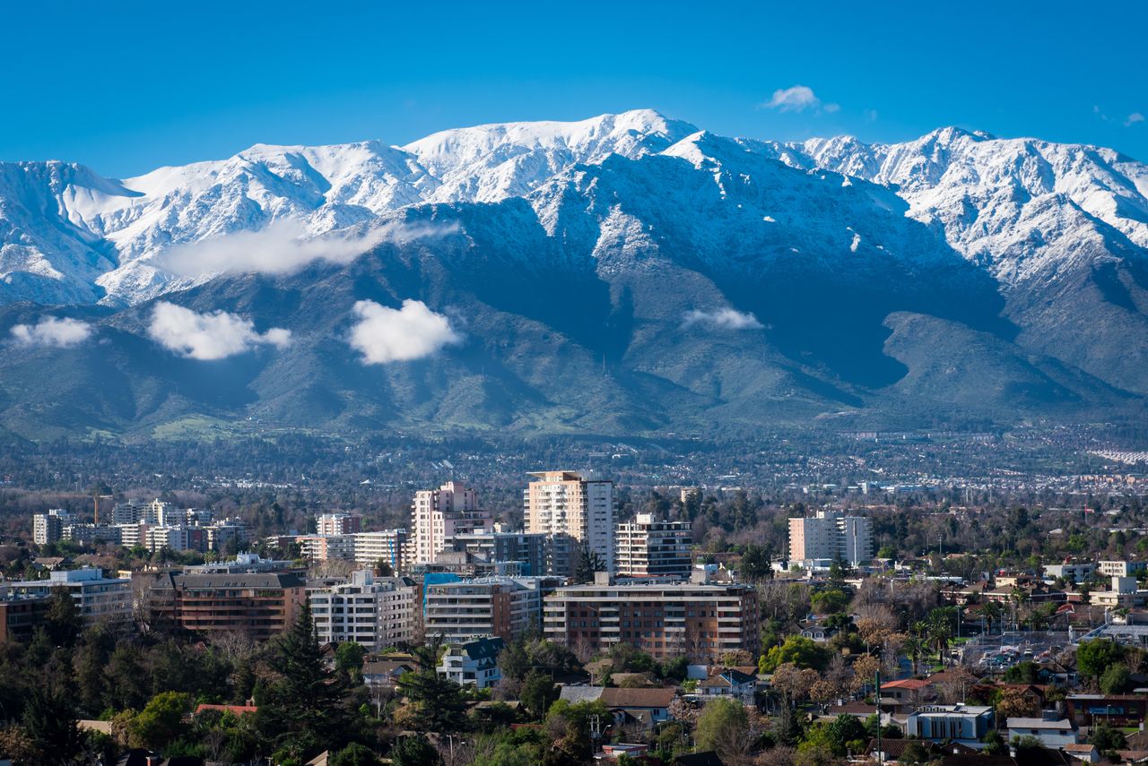 La línea de nieve visible en la cordillera coincide con la isoterma cero, que representa la altitud donde la temperatura promedio alcanza los 0 °C, crucial para entender la acumulación y derretimiento de nieve.