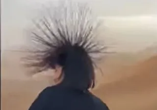 ¡Los pelos de punta! Impactante video muestra el riesgo ante la inminente caída de un rayo