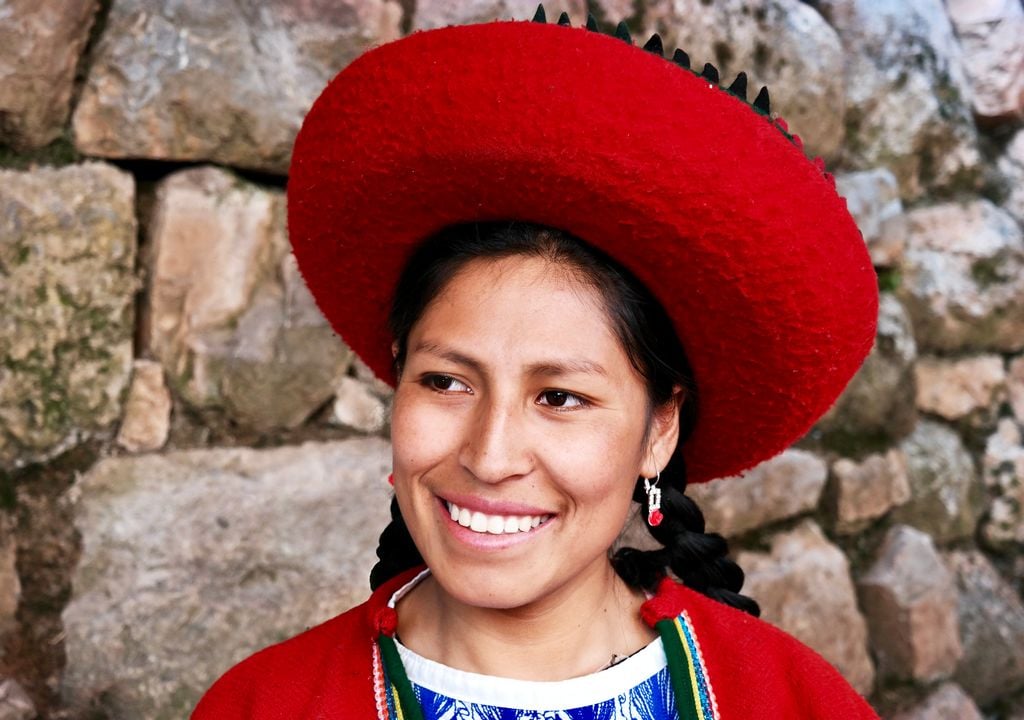 Mujer quechua utilizando vestimenta tradicional. Mujer quechua utilizando vestimenta tradicional.
