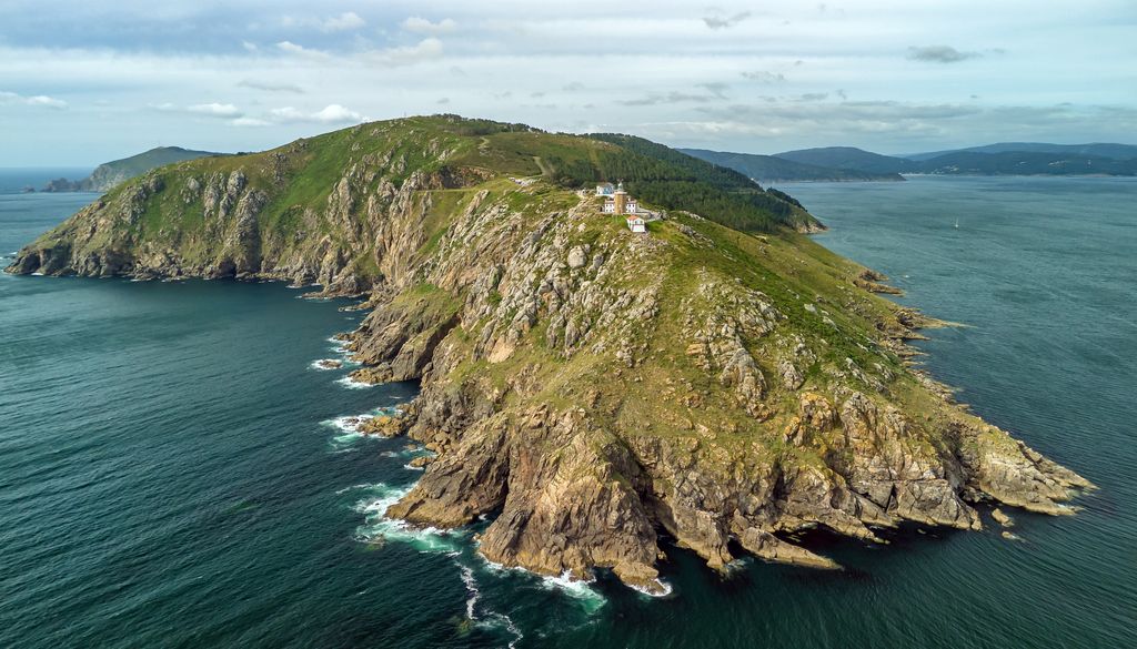 Vista aérea del faro de Fisterra, en la provincia de A Coruña, Galicia.