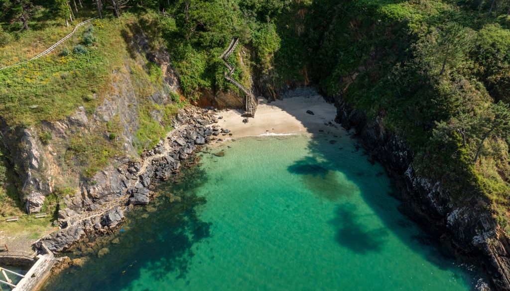 Cedeira tiene algunas de las playas salvajes más espectaculares de Galicia.