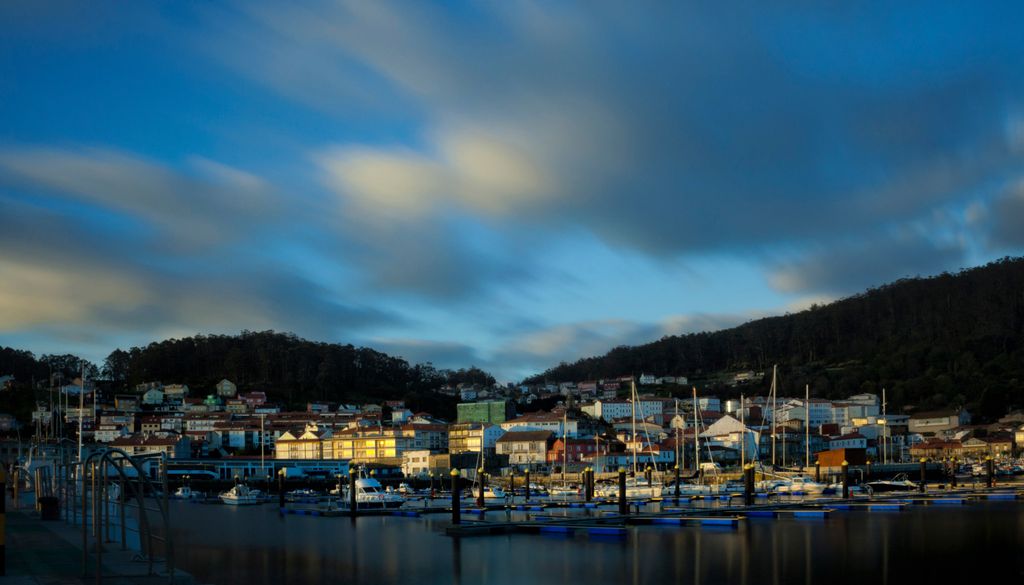 Amanecer en el puerto de Muros, una de las puertas a Costa da Morte.