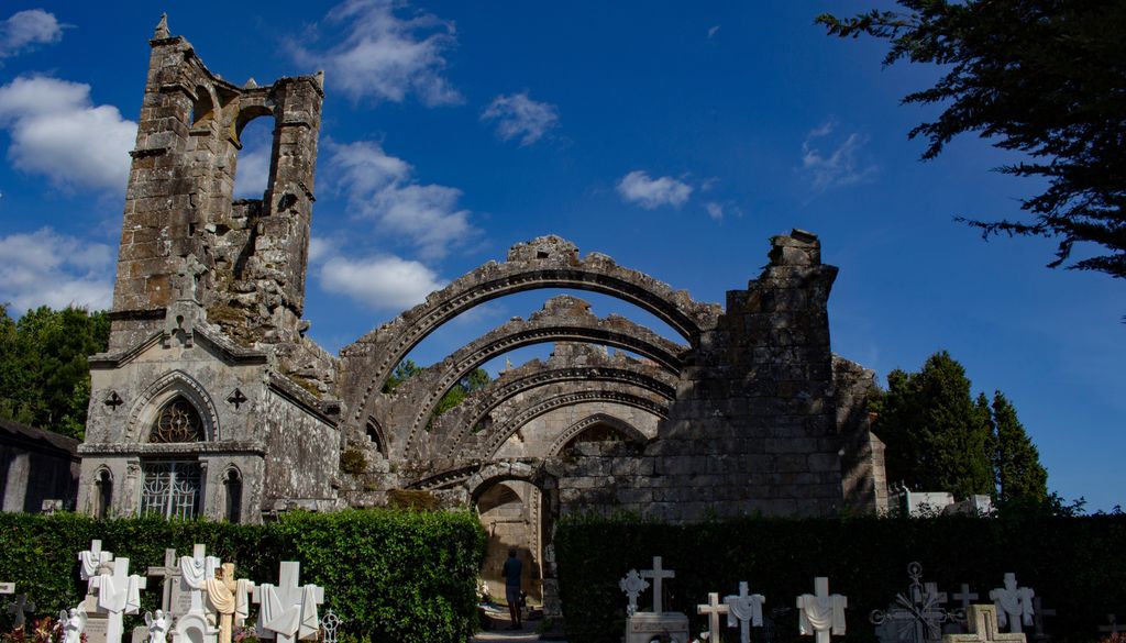 En Cambados, las ruinas de Santa Mariña Dozo son una visita obligada.