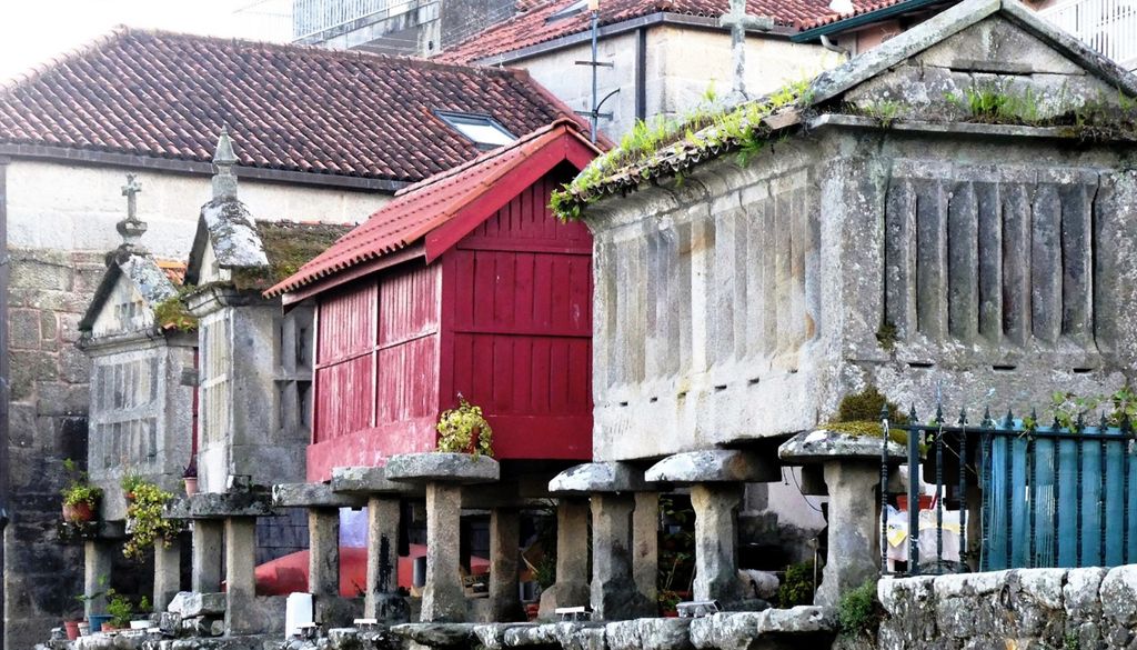 Hórreos tradicionales de Combarro, Galicia.