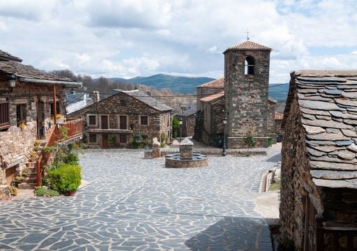 Los pueblos negros que parecen sacados de un cuento oscuro: la ruta m&aacute;s buscada ahora en Guadalajara y Segovia