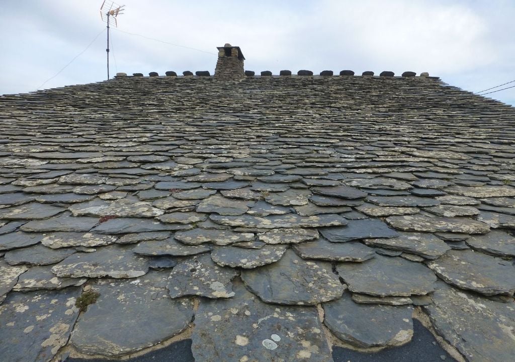 Abundan las lajas de pizarra, una roca metamórfica fácil de fragmentar en placas