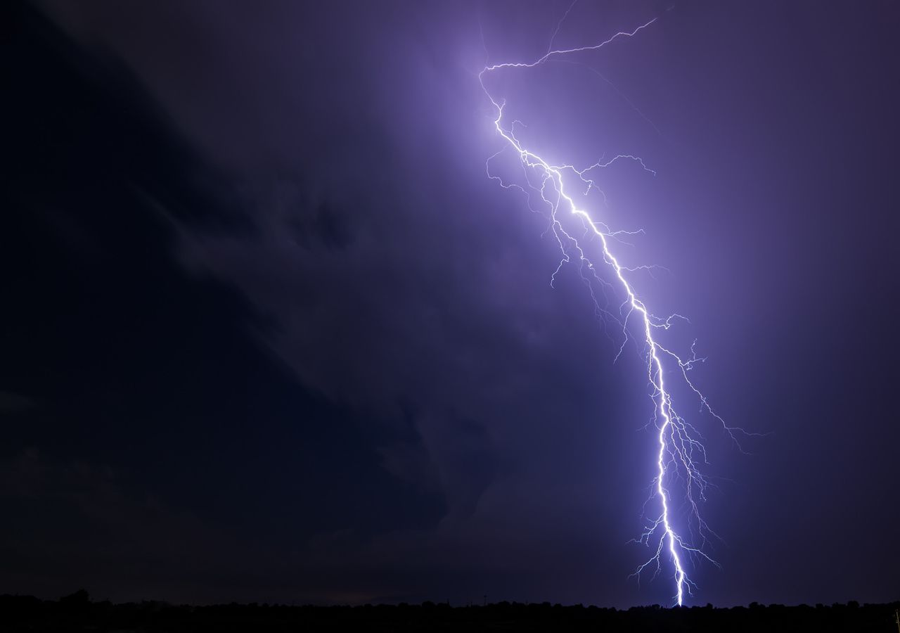 Alrededor del 20 % de las descargas eléctricas llegan a la superficie de la Tierra.